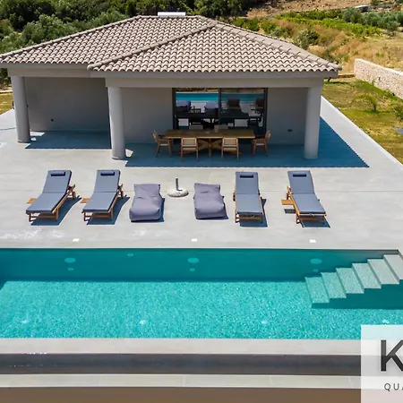 βιλα ελευθερία με ιδιωτικη πισινα 5 λεπτα απο το αργοστολι شقة *